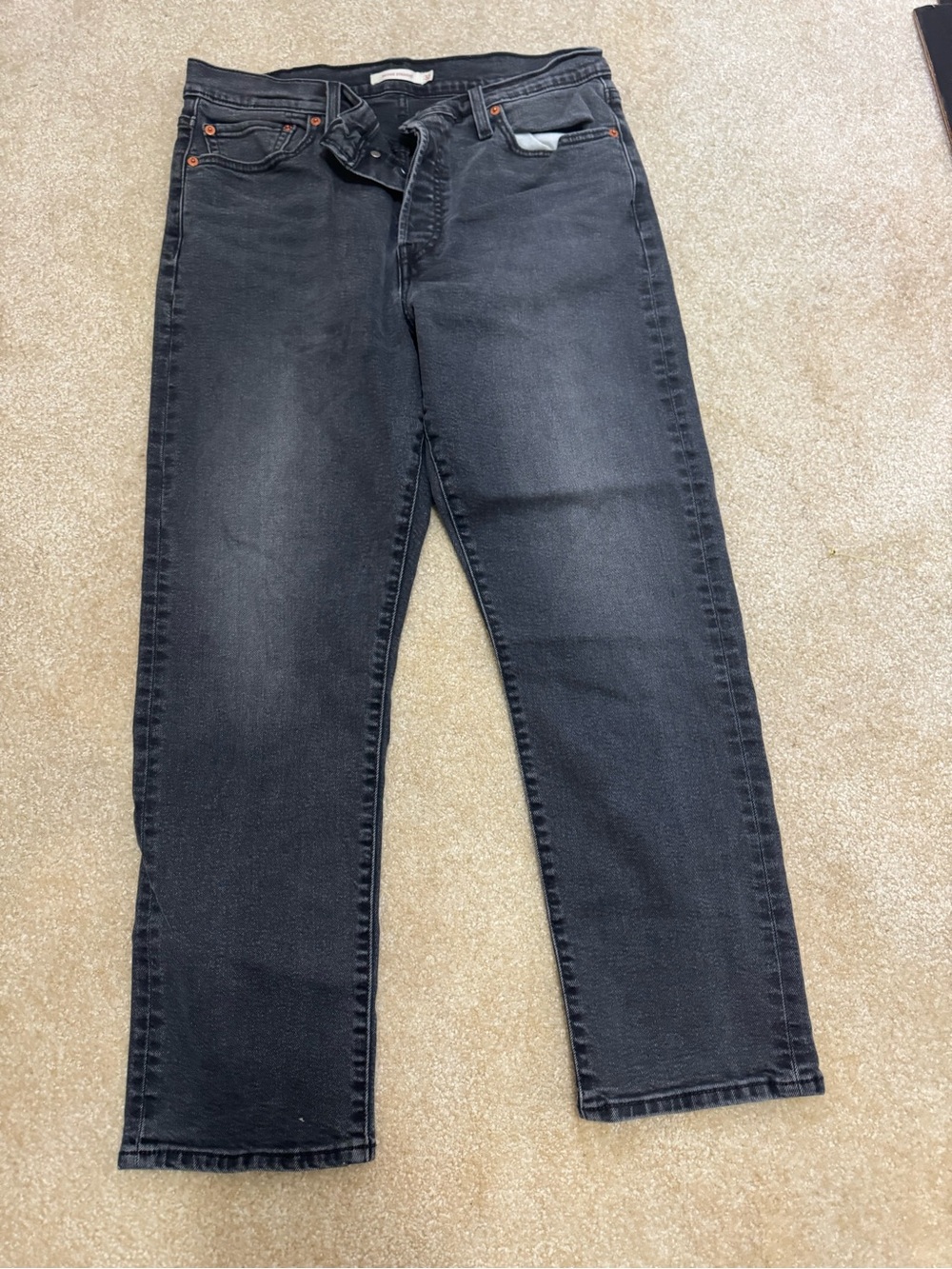 Woman’s Levi’s Black Straight-Leg Jeans 32x28.